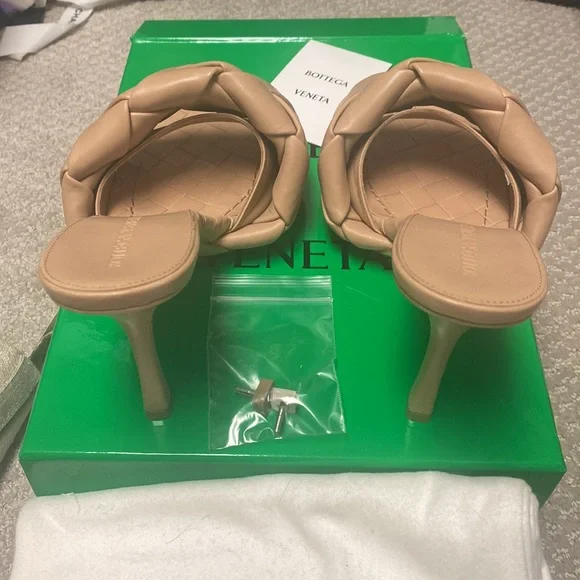 Bottega Veneta intrecciato sandal in color nude/cipria. Color is out of stock - Picture 3 of 8